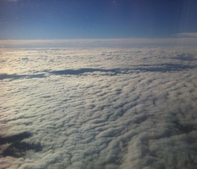 Fototapeta na wymiar Volando por encima de las nubes