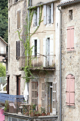 Fototapeta na wymiar Fassade eines Wohnhauses mit Balkon, Frankreich
