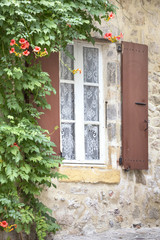 Obraz na płótnie Canvas Fenster an einem Wohnhaus in Frankreich