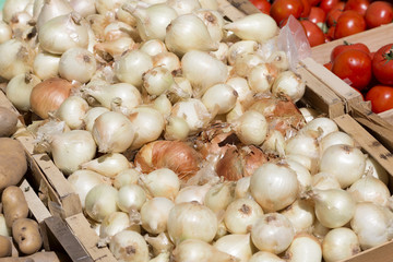 Zwiebeln auf einem Markt in Frankreich