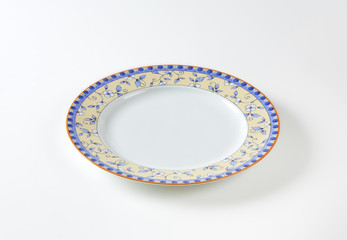 Dinner plate with subtle flower design on the rim