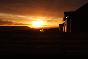 Феерический закат солнца  в деревне