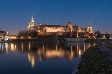 Fototapeta premium Wawel Castle and Wawel cathedral seen from the Vistula boulevards in the evening