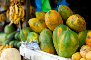 Obraz na płótnie Canvas Fresh papaya at market