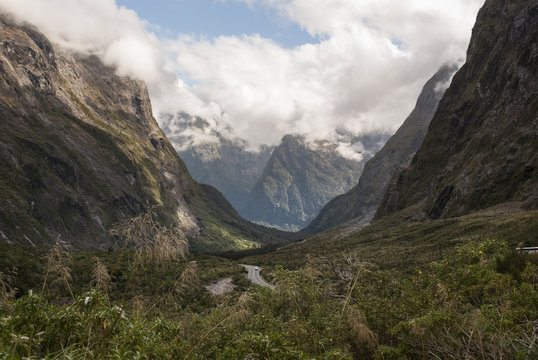 Bilv&auml;g mellan berg 
