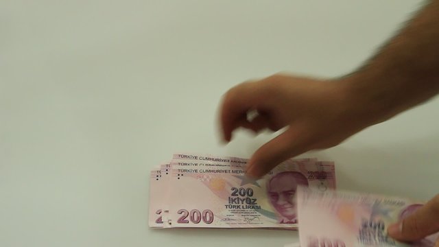 adam para sayıyor ve karşısındakine veriyor