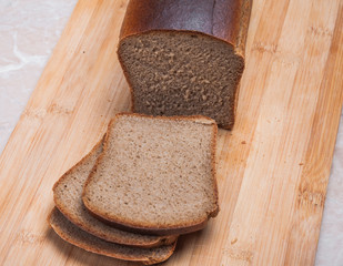 Нарезанная буханка чёрного Дарницкого хлеба