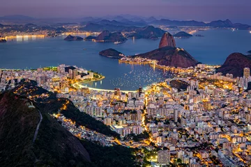 Foto op Plexiglas Spectaculair luchtfoto uitzicht over Rio de Janeiro gezien vanaf Corcovado. De beroemde Sugar Loaf-berg steekt uit Guanabara Bay © mandritoiu