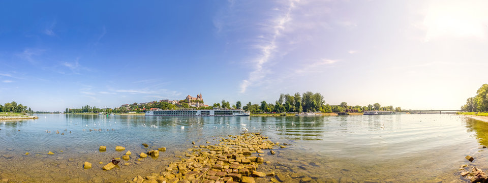 Panoramablick Breisach am Rhein mit Rheinufer 