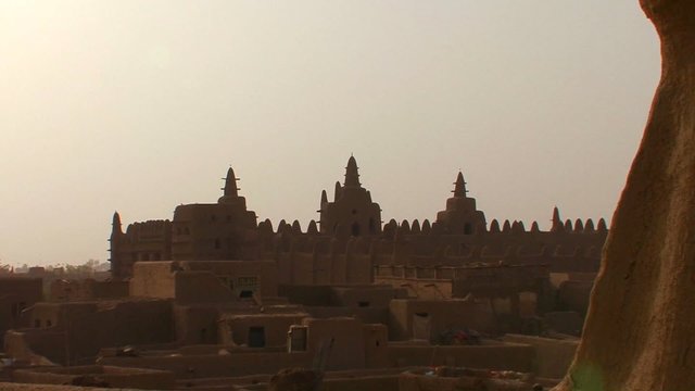 Zoom out from the famous mosque at Djenne, Mali.