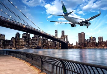 Tuinposter Foto van de dag Vliegtuigen die over de skyline van New York City vliegen