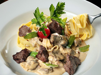 Italienische Tagliatelle mit Spitzen vom Rinderfilet