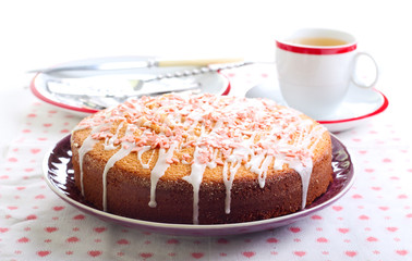 Sponge cake with lemon glaze