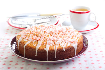 Sponge cake with lemon glaze