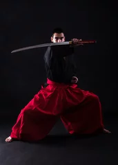 Photo sur Plexiglas Arts martiaux Jeune combattant d& 39 arts martiaux avec katana sur fond noir