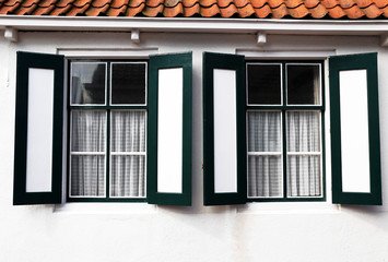 zwei alte Fenster - Fensterladen