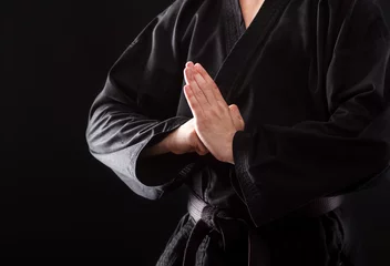 Foto auf Acrylglas Kampfkunst Nahaufnahme der männlichen Karatekämpferhände.