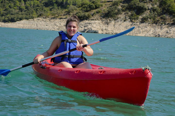 Obraz premium Young woman with a kayak