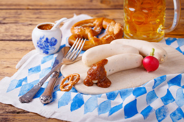 Oktoberfest  -  Weißwurst mit Senf, Brezel und Bier