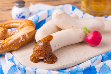 Oktoberfest  -  Weißwurst mit Senf, Brezel und Bier