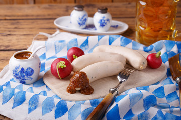 Oktoberfest  -  Weißwurst mit Senf, Brezel und Bier