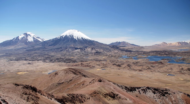 Volcans Pomerape et Parinacota au Chili et laguna de Cotacotani