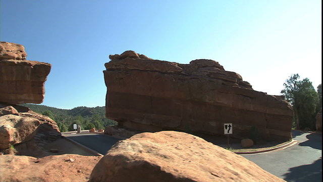 Balanced Rock, jib dn thru hole