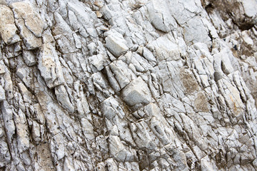 Parete rocciosa stratificata in primo piano