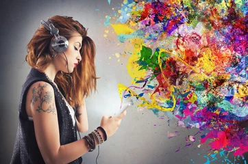 Poster Tattoo girl listens to music © alphaspirit