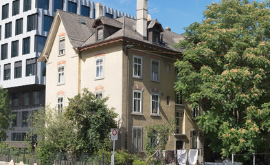 Kleines Haus in der Stadt