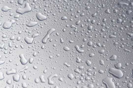 Wassertropfen Nahaufnahme auf Metallic-Lack