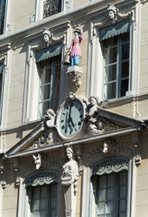 Fototapeta na wymiar Façade d'immeuble gravée avec statue