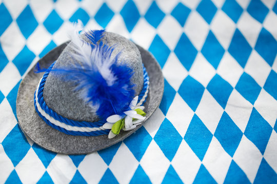 Hut mit weiß blauem Hintergrund