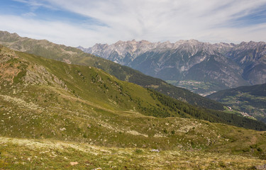 Fototapeta na wymiar Alpage, herbe et vallée