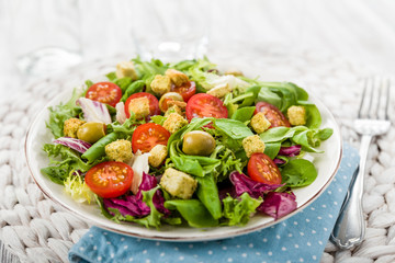 Frischer Salat mit Croutons