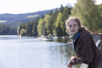 Fototapeta na wymiar Mädchen am Packer Stausee, Steiermark