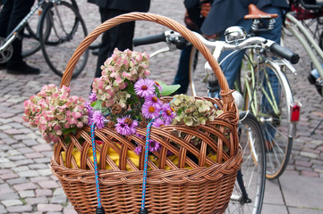 Fototapeta na wymiar décoration fleuri sur vélo en ville