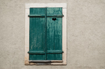 volets traditionnels verts en bois 