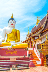 Obraz premium Bid Buddha statue at Wat Montien or Wat Ratcha Montien (Chiang Mai,Thailand) HDR Toning color style
