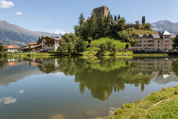 Fototapeta na wymiar Lac de Ladis, reflet et château