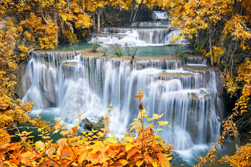 Panele Szklane  Piękny wodospad w jesiennym lesie