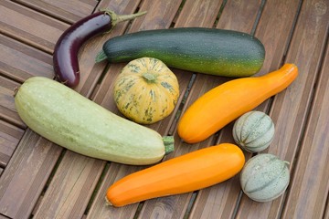Cucurbitacees sur un plancher en bois