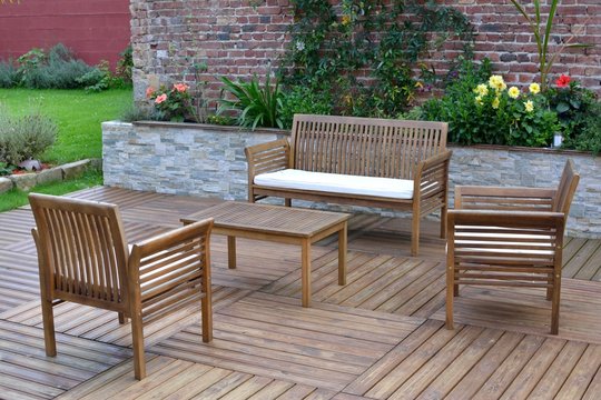 Salon de jardin en teck sur une terrasse en bois