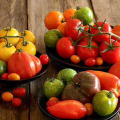 assortiment de tomates sur fond bois 1