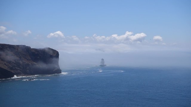 Portugal, Westk&uuml;ste, Atlantik mit Steilk&uuml;ste bei Nebel, gewaltige Kr&auml;fte peitschen Wasser gegen die Felsen
