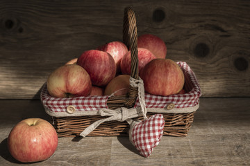 Яблоки в корзине