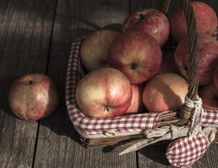 Яблоки в корзине