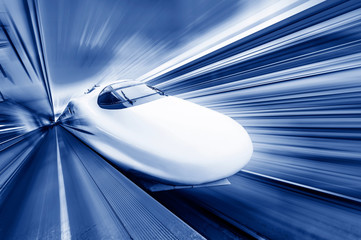 Obraz premium nowoczesny szybki pociąg z rozmyciem ruchu