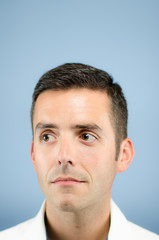 Obraz premium Portrait of a man on blue looking to the side