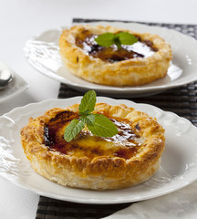 Puff pastry with caramelized custard 